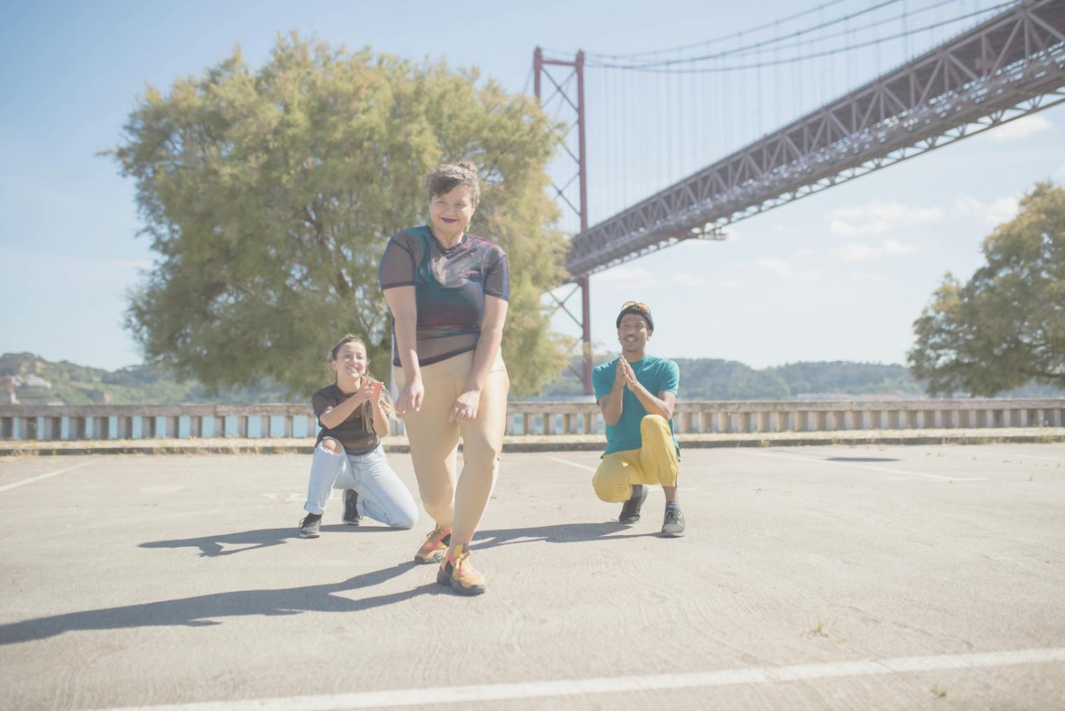 Momento di danza creativa durante una lezione per principianti