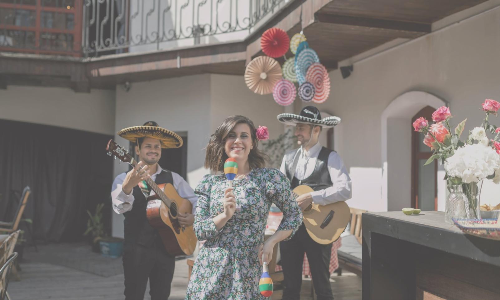 Studio di danza con specchi e sbarra, ambiente luminoso e accogliente per le lezioni