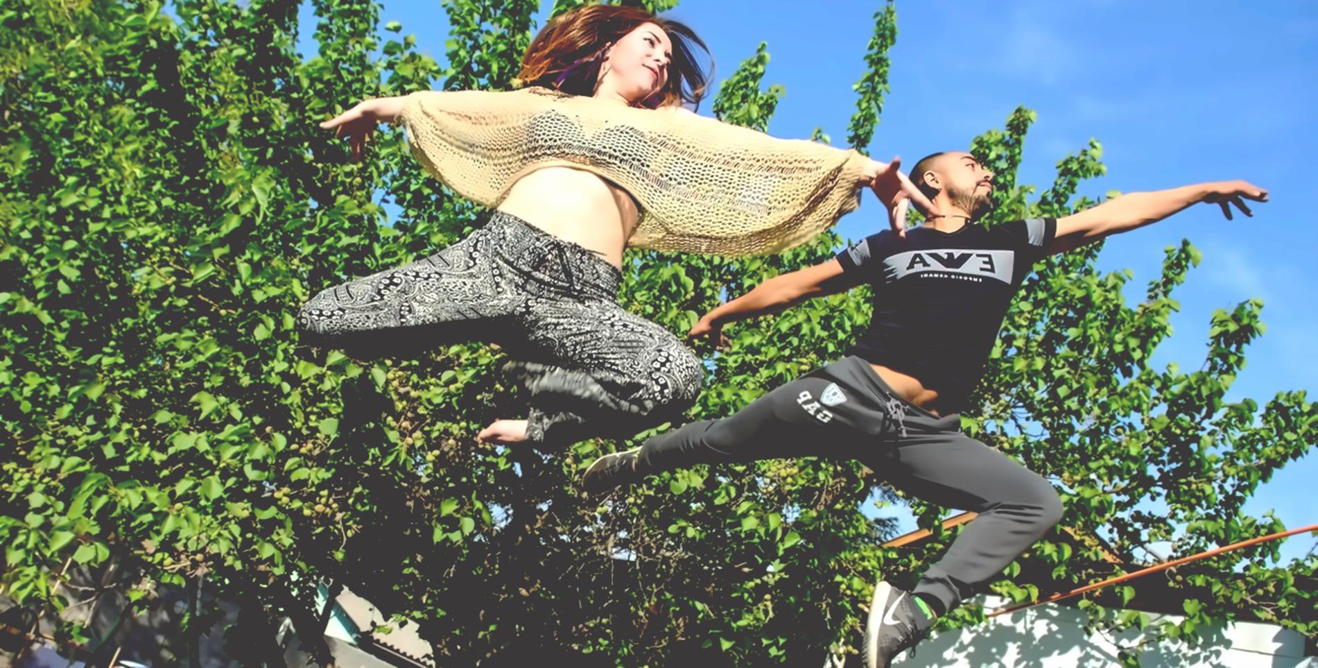 Gruppo di allievi in una lezione di danza, ambiente gioioso e inclusivo