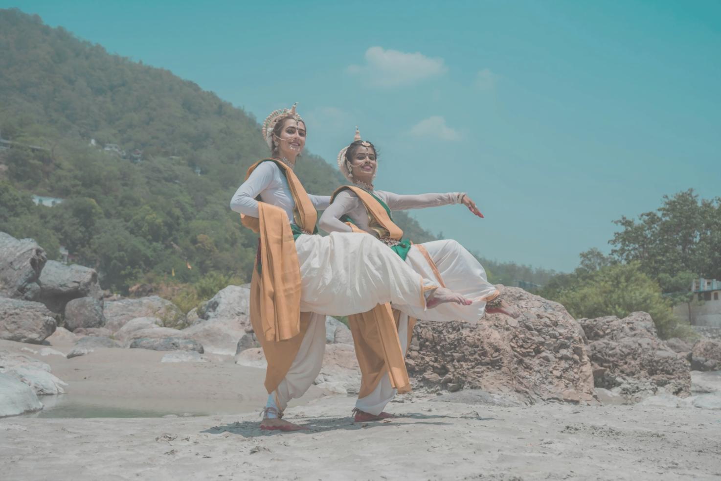 Studenti di danza durante una lezione in sala prove