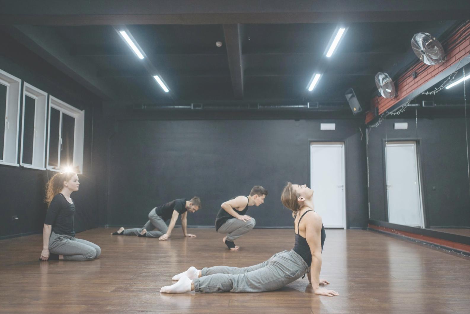 Studio di danza luminoso con specchi e pavimenti in legno