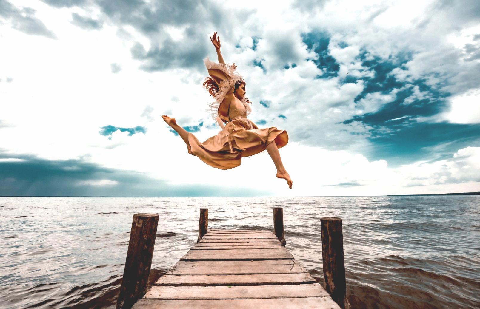 Gruppo di studenti durante una sessione di movimento creativo