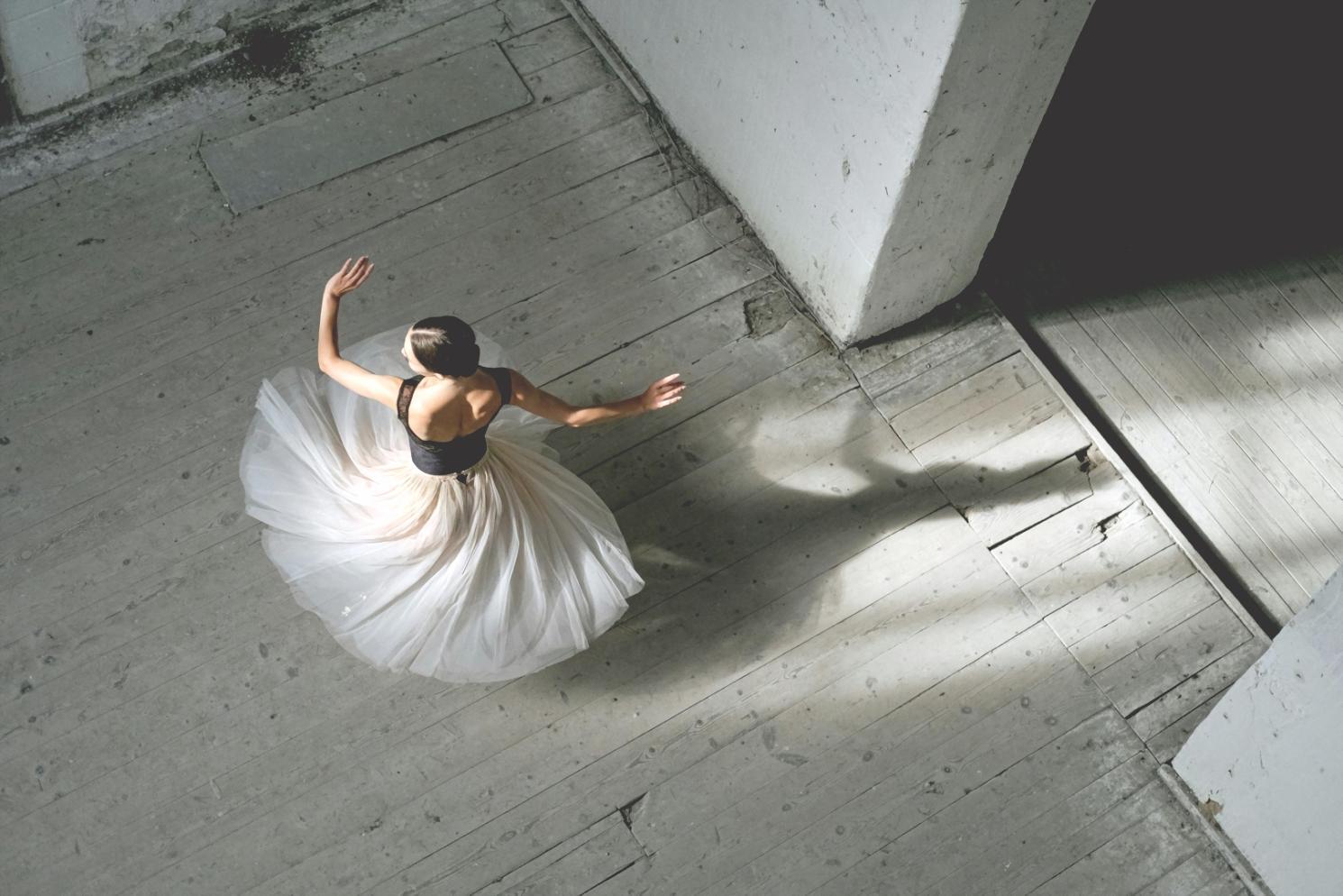 Studenti di danza principianti durante una lezione in studio